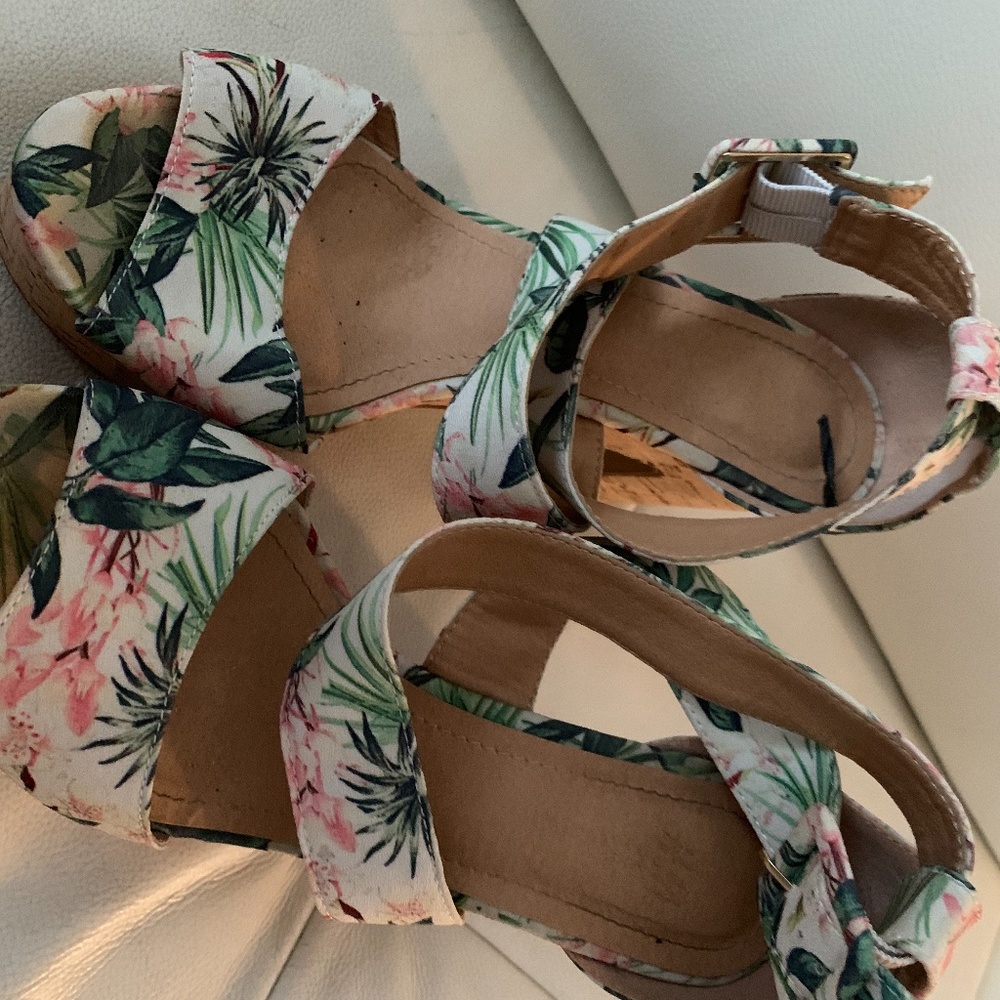 Floral wedge